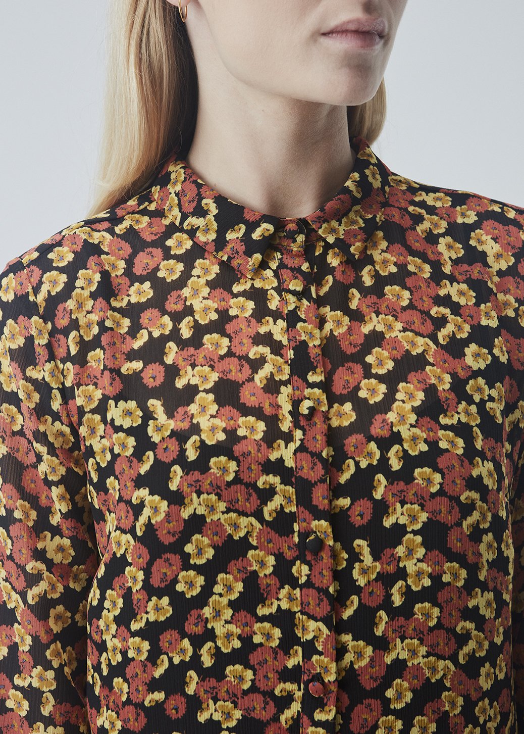 Feminin kjole i blomster print. Annabelle print dress har midi længde og lange ærmer. Kjolen har knaplukning fortil og en lille krave. Pasformen er løs, som gør den oplagt at bruge til foråret.