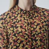 Feminin kjole i blomster print. Annabelle print dress har midi længde og lange ærmer. Kjolen har knaplukning fortil og en lille krave. Pasformen er løs, som gør den oplagt at bruge til foråret.