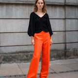 Long sleeved top in black in woven quality with long, voluminous sleeves. FisherMD top has a v-neckline in front and back with ruched seams, adding a drapy effect.