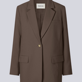 Gale blazer in dark brown has a classic and elegant design, fulfilled by the beautiful revers collar and a long fit. The blazer has a button closure at the front and a chest pocket on the left side.  Buy matching pants: Gale straight pants or Gale Pants in the same color to complete the look. 
