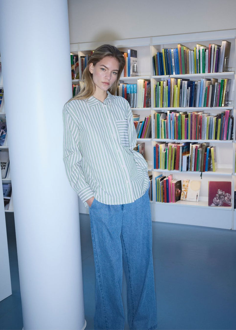 Classic shirt in the color Medium Green Stripe with an opening in the back and bow details. MilleMD stripe shirt has a oversize fit and a cuff with button closure. The model is 177 cm and wears a size S/36.