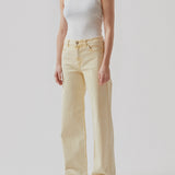 RicciMD jeans har lige, vide ben og høj talje. Jeansene er i en vasket, økologisk bomuldsdenim. Style med den matchende jakke. Modellen er 173 cm og har en størrelse S/36 på.  Køb matchende jakke: RicciMD jacket, i samme farve, og fuldend 