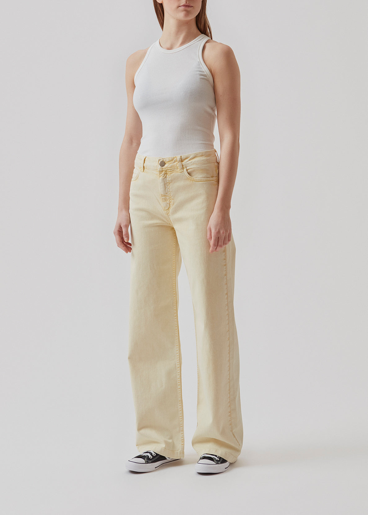 RicciMD jeans har lige, vide ben og høj talje. Jeansene er i en vasket, økologisk bomuldsdenim. Style med den matchende jakke. Modellen er 173 cm og har en størrelse S/36 på.  Køb matchende jakke: RicciMD jacket, i samme farve, og fuldend 