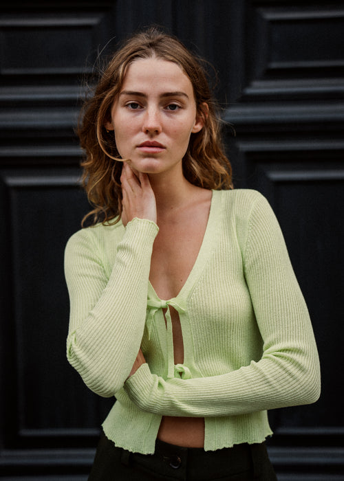 Cardigan in the color Limonade in an airy knit with a slightly see-through look. FaddieMD cardigan is a bit cropped, has long sleeves and tie band closure in front. The model is 175 cm and wears a size S/36.