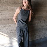 Sleeveless top with thin straps. Tuesdaysmd top has an open back and adjustable straps. The model is 175 cm and wears a size s/36.