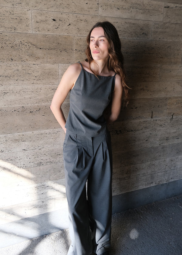 Sleeveless top with thin straps. Tuesdaysmd top has an open back and adjustable straps. The model is 175 cm and wears a size s/36.
