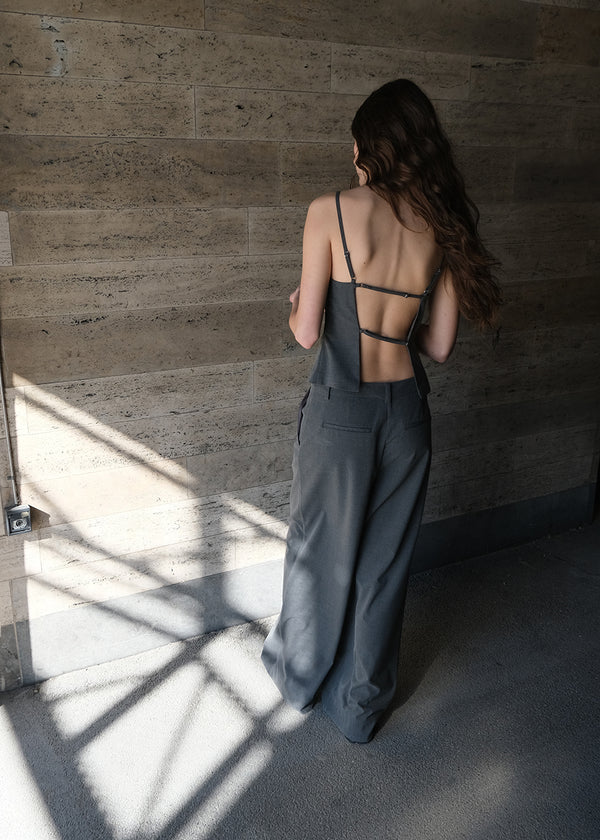 Sleeveless top with thin straps. Tuesdaysmd top has an open back and adjustable straps. The model is 175 cm and wears a size s/36.