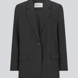 GaleMD 2 blazer in black features the classic and well-known Gale design, but in a lighter quality. The blazer has a button closure in front and a chest pocket on the left side.