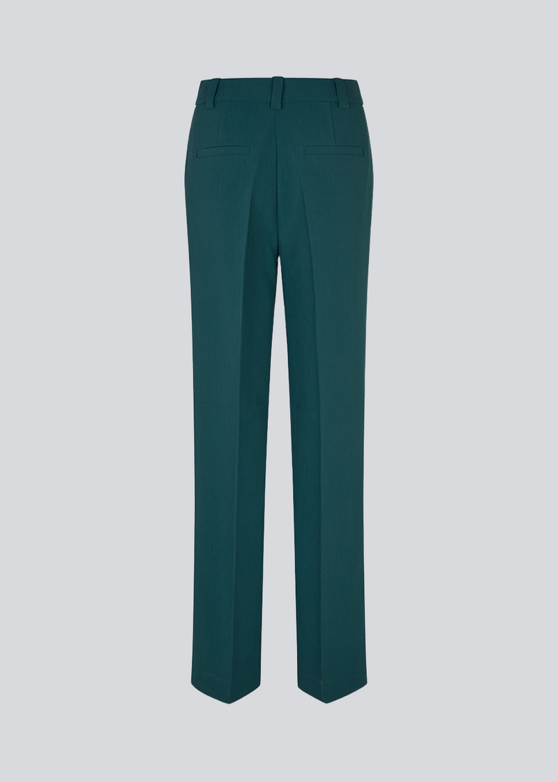 The dark green gale pants has a classic design. The pants has straight, wide legs with pressfolds, which creates an elegant look.