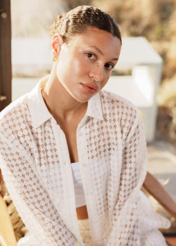 Shirt in white with an easy fit in a transparent lace material. HattieMD shirt has long sleeves with cuff, collar, and button closure in front. The model is 175 cm and wears a size S/36.<br>