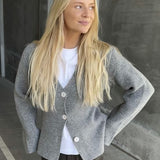 Flat knitted cardigan in grey with a V-neck in 100% wool. KlaytonMD cardigan is fitted and has long wide sleeves and buttons in the front.&nbsp;