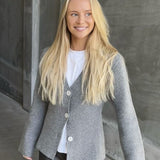 Flat knitted cardigan in grey with a V-neck in 100% wool. KlaytonMD cardigan is fitted and has long wide sleeves and buttons in the front.&nbsp;
