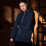 Sweatshirt in navy blue with a zipper and logo in a cotton mixture. TiaMD Zip has pockets, ribbing at the sleeves and bottom, and a hood with strings.