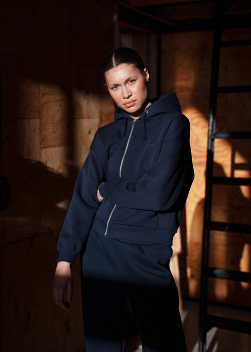 Sweatshirt in navy blue with a zipper and logo in a cotton mixture. TiaMD Zip has pockets, ribbing at the sleeves and bottom, and a hood with strings.