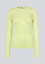 Fitted top in the color Limonade in an airy knit with a closer ribknitted front with a sweetheart neckline. FaddieMD o-neck has a round neck and long sleeves. The model is 175 cm and wears a size S/36.