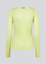 Fitted top in the color Limonade in an airy knit with a closer ribknitted front with a sweetheart neckline. FaddieMD o-neck has a round neck and long sleeves. The model is 175 cm and wears a size S/36.