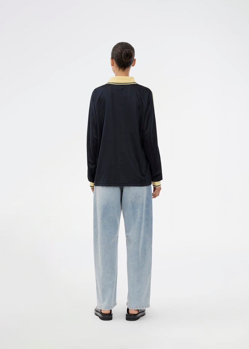 Football jersey made in collaboration with the Danish football team Brøndby Women. The 1971 Polo in navy with yellow details features a loose fit, with a placket closure and collar, as well as long sleeves that have ribbed cuffs. The polo features Brøndby Women and Modström logos on the chest.