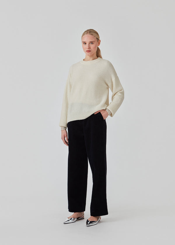 Fine-knitted jumper with wool and llama wool. AdrianMD o-neck has a round neck and long sleeves with ribbed trimmings. Dropped shoulders and a casual fit.