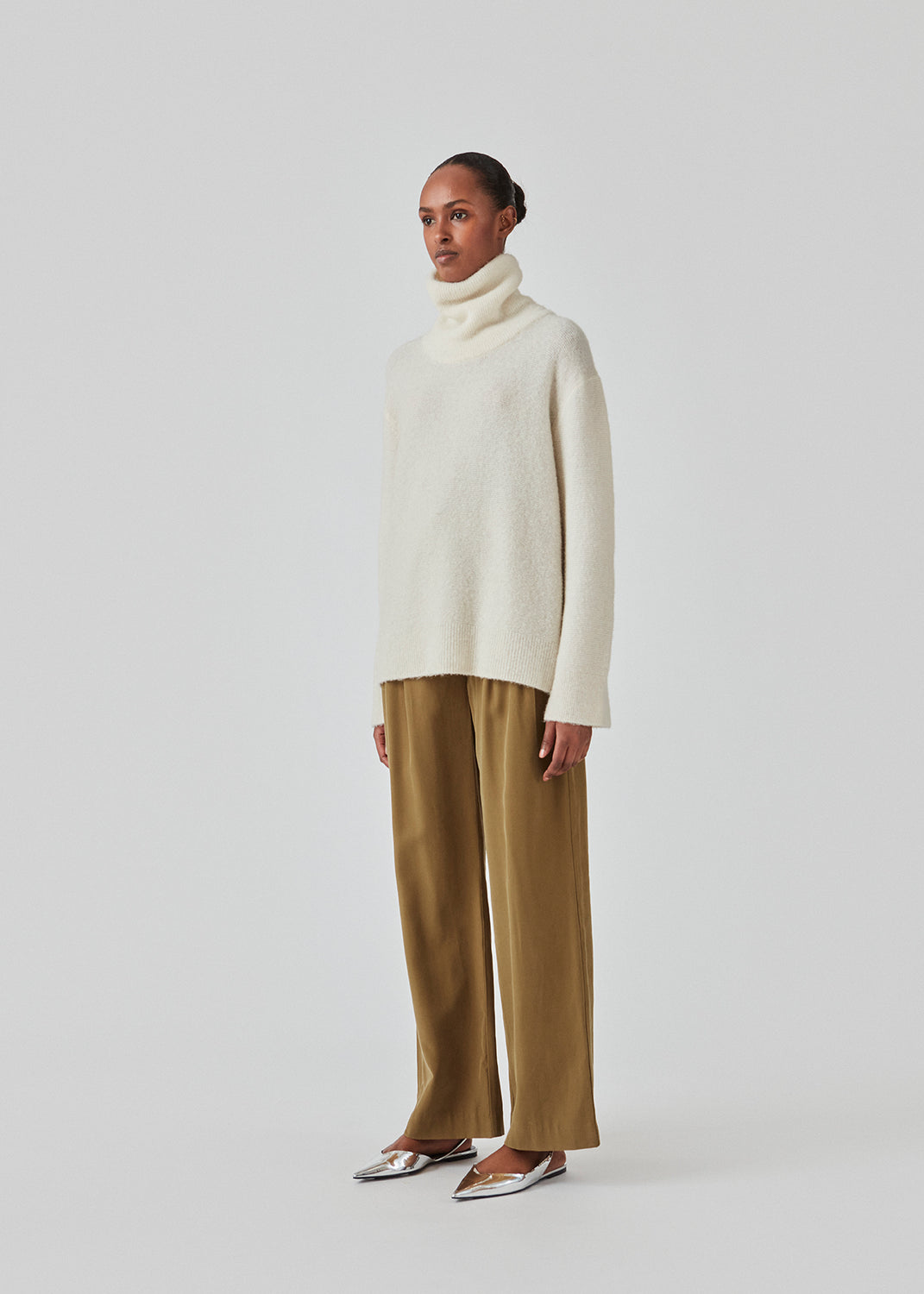 Oversized knitted jumper in white in wool and llama wool mix. AdrianMD t-neck has a relaxed fit with dropped shoulder, rib-knitted rollneck and trimmings. The model is 177 cm and wears a size S/36.