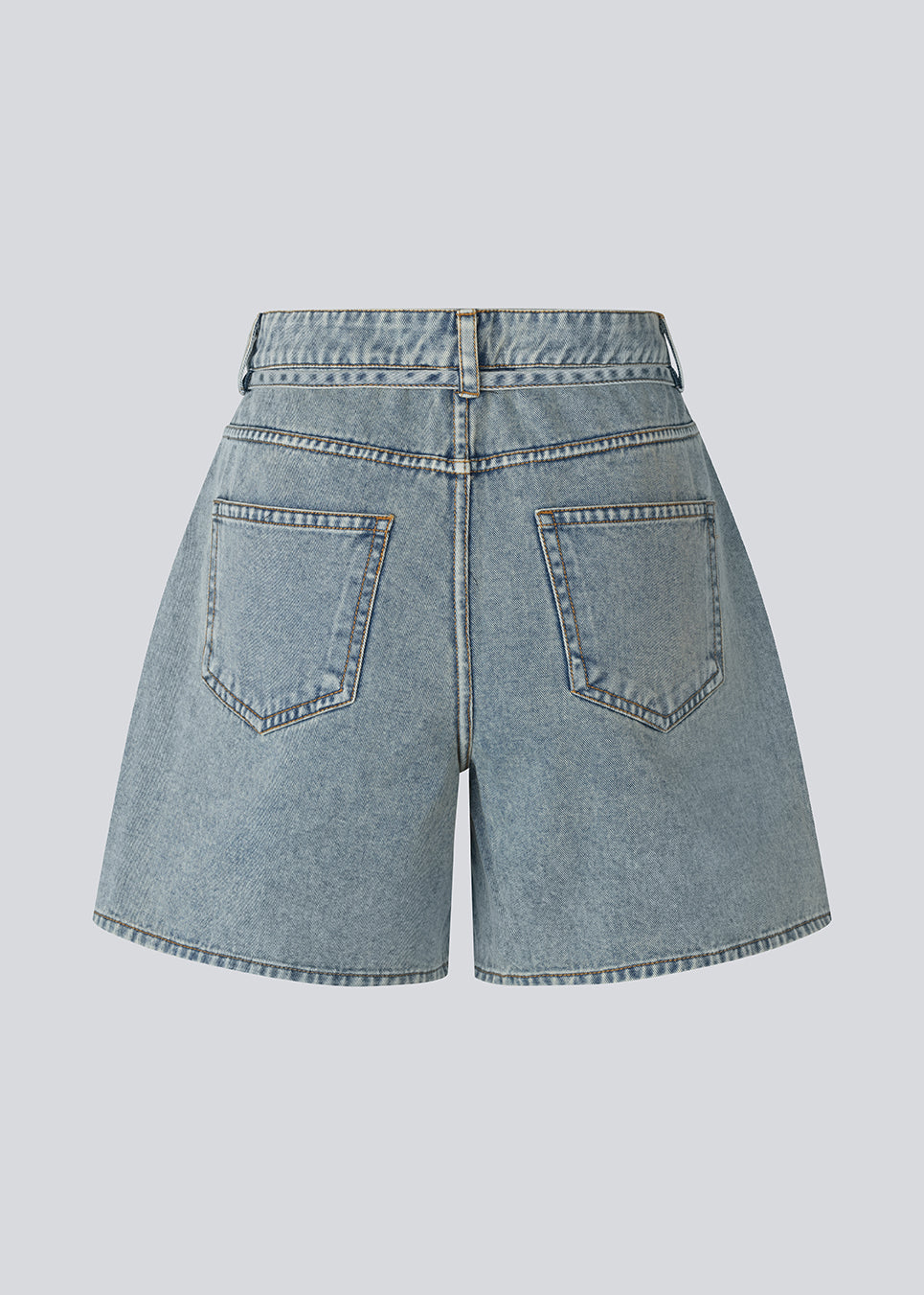 Stylish cotton denim shorts. The AggiMD Shorts are long and feature classic details such as pockets, belt loops, a button-and-zip fly closure, and a drawstring belt at the waist. A modern and relaxed choice for summer outfits.