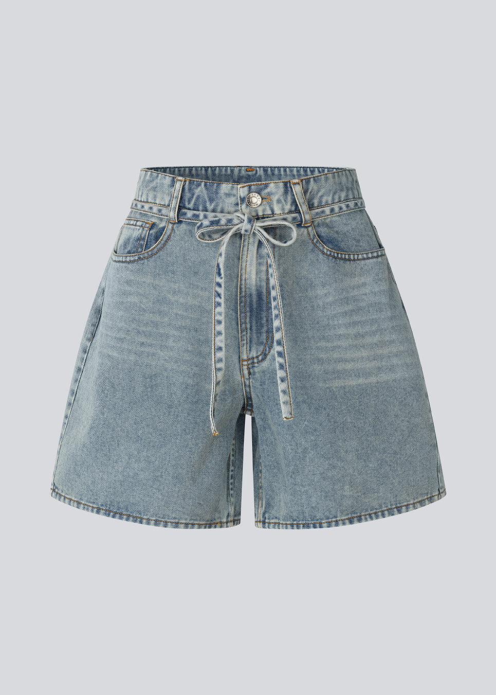 Stylish cotton denim shorts. The AggiMD Shorts are long and feature classic details such as pockets, belt loops, a button-and-zip fly closure, and a drawstring belt at the waist. A modern and relaxed choice for summer outfits.