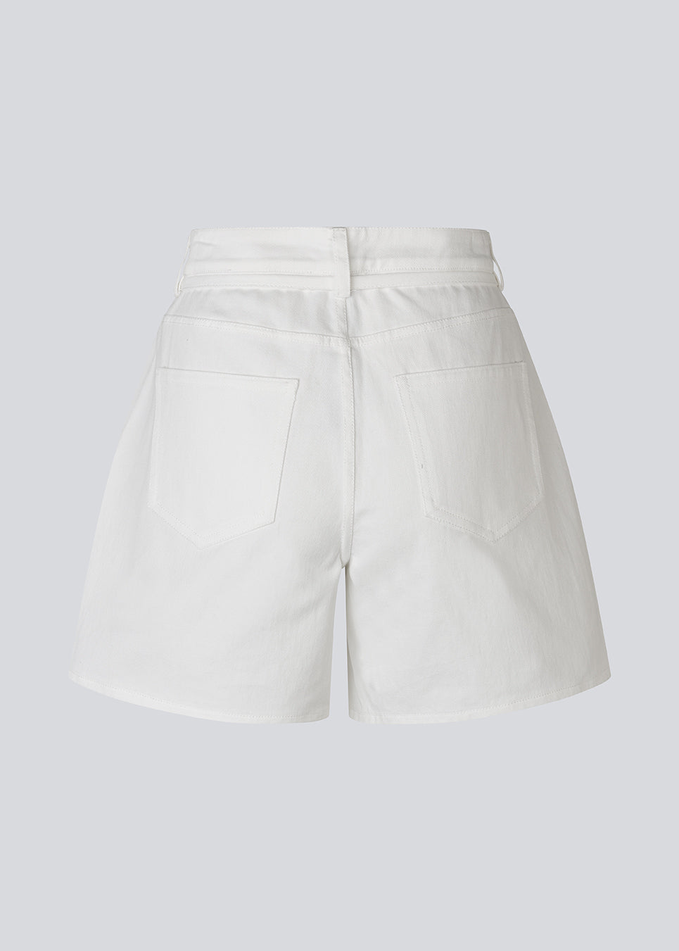 Stylish white cotton shorts. The AggiMD Shorts are long and feature classic details such as pockets, belt loops, a button-and-zip fly closure, and a drawstring belt at the waist. A modern and relaxed choice for summer outfits.