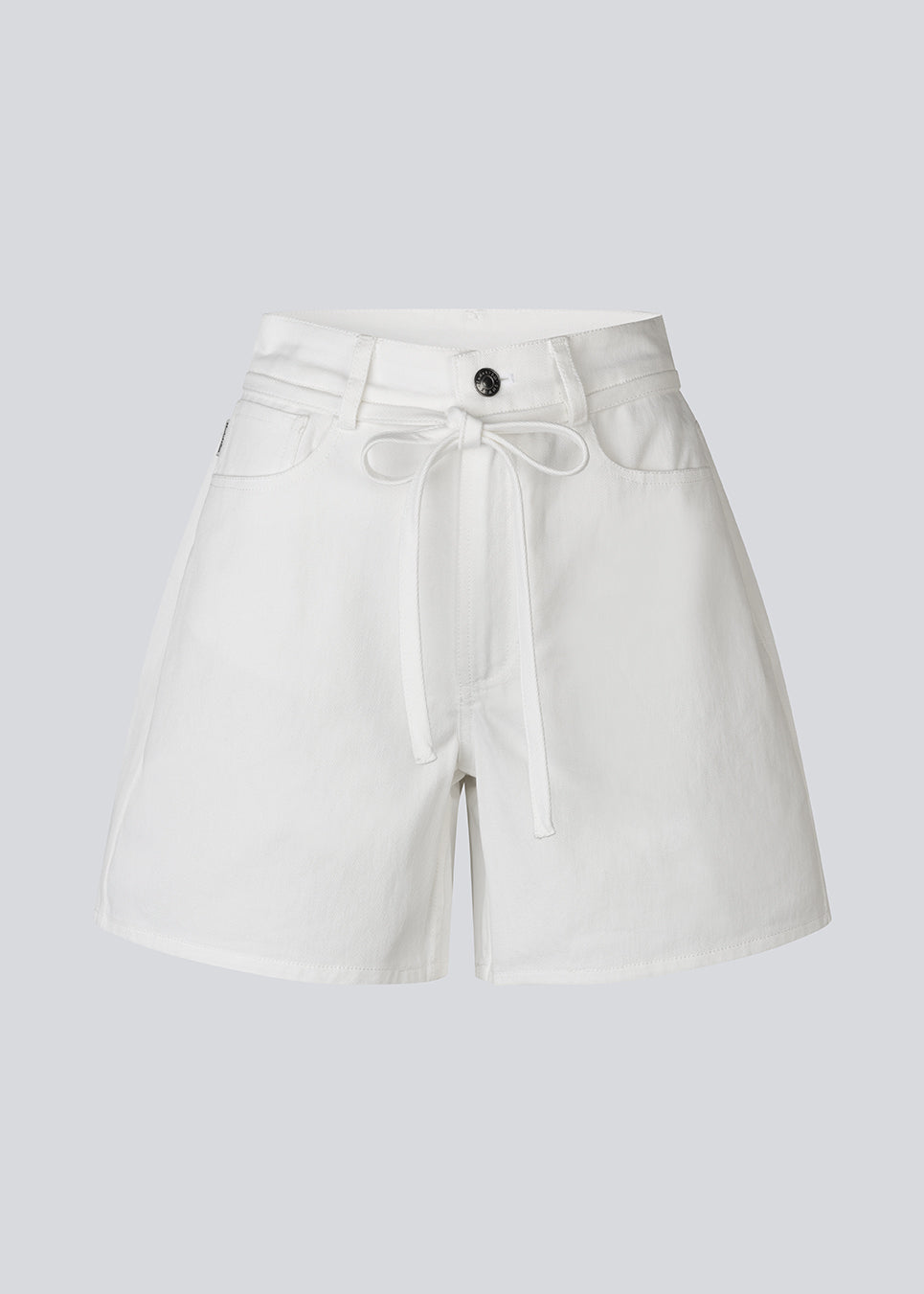 Stylish white cotton shorts. The AggiMD Shorts are long and feature classic details such as pockets, belt loops, a button-and-zip fly closure, and a drawstring belt at the waist. A modern and relaxed choice for summer outfits.