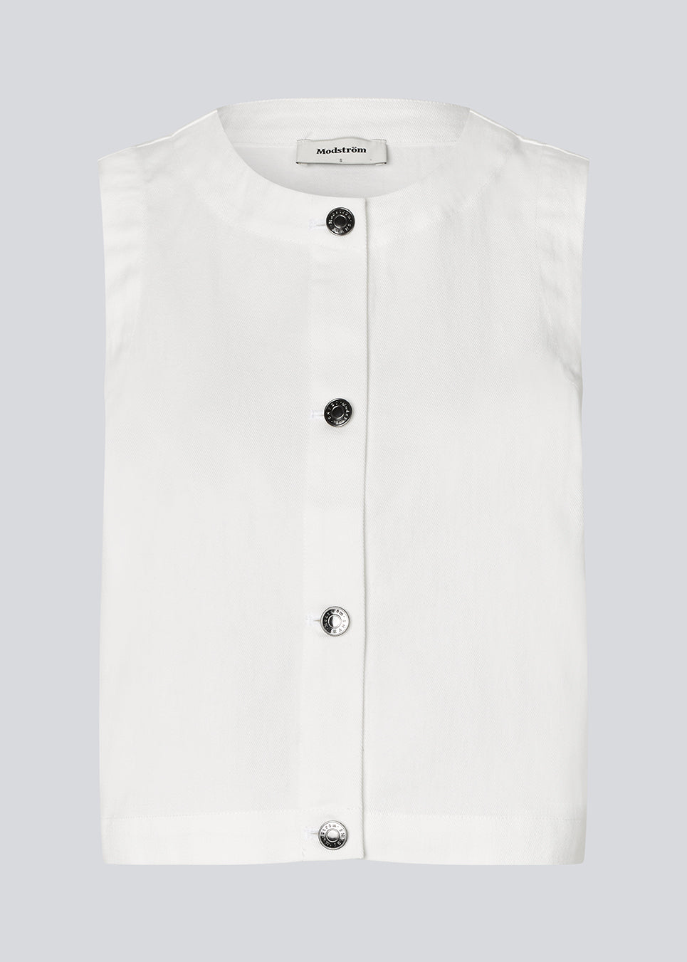 Sleeveless denim top with silver buttons. The AggiMD Solid Top has a relaxed fit with a round neckline. A modern and casual top that combines classic denim with stylish details.