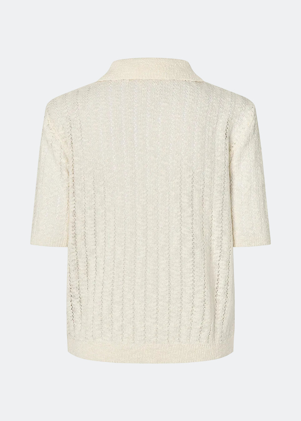 Short-sleeve polo in a sheer knit pattern. The AgnesMD SS Polo features classic details such as a collar, buttons, and ribbed edges. A modern and feminine polo that combines lightness with timeless design.