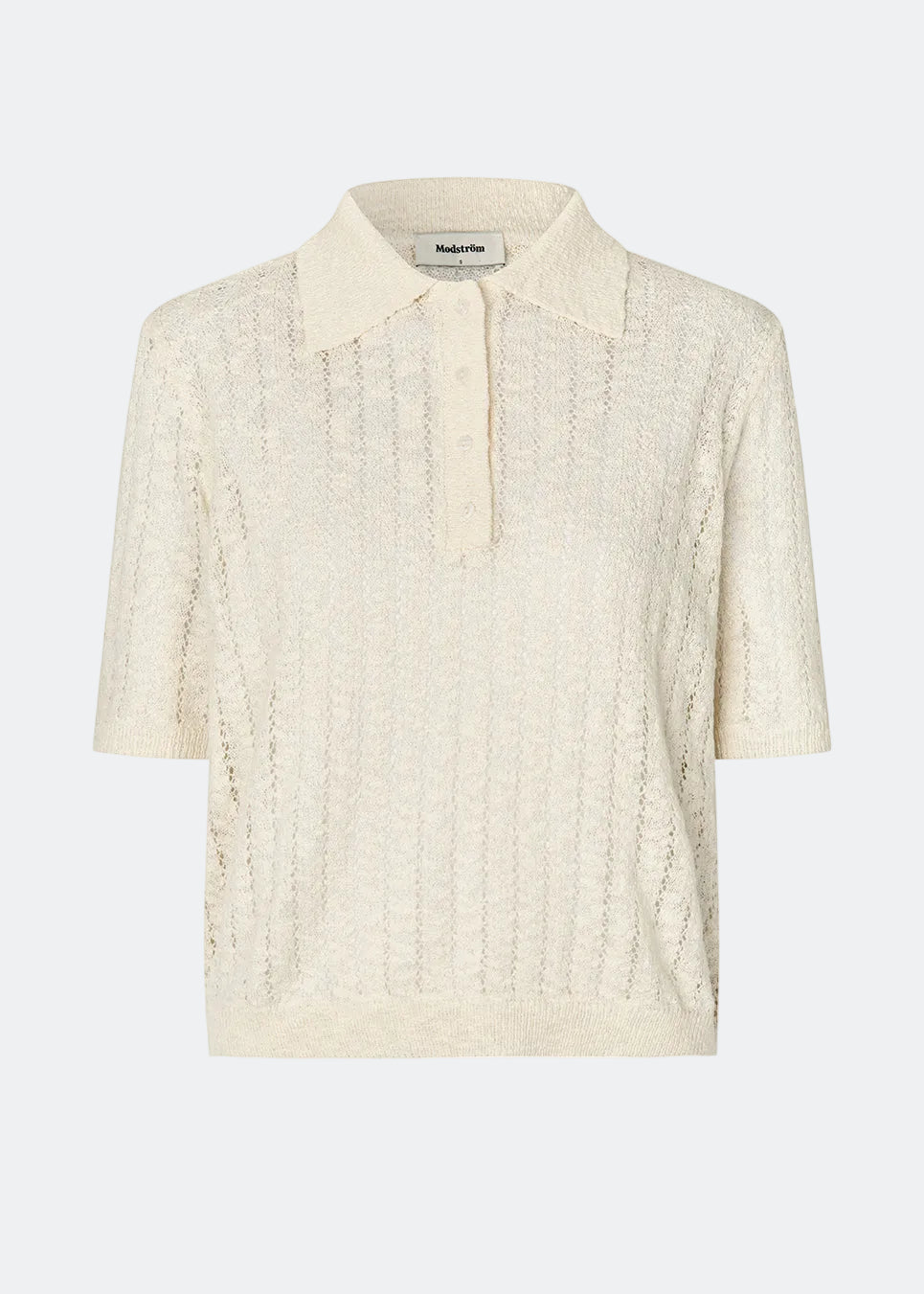 Short-sleeve polo in a sheer knit pattern. The AgnesMD SS Polo features classic details such as a collar, buttons, and ribbed edges. A modern and feminine polo that combines lightness with timeless design.