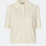 Short-sleeve polo in a sheer knit pattern. The AgnesMD SS Polo features classic details such as a collar, buttons, and ribbed edges. A modern and feminine polo that combines lightness with timeless design.