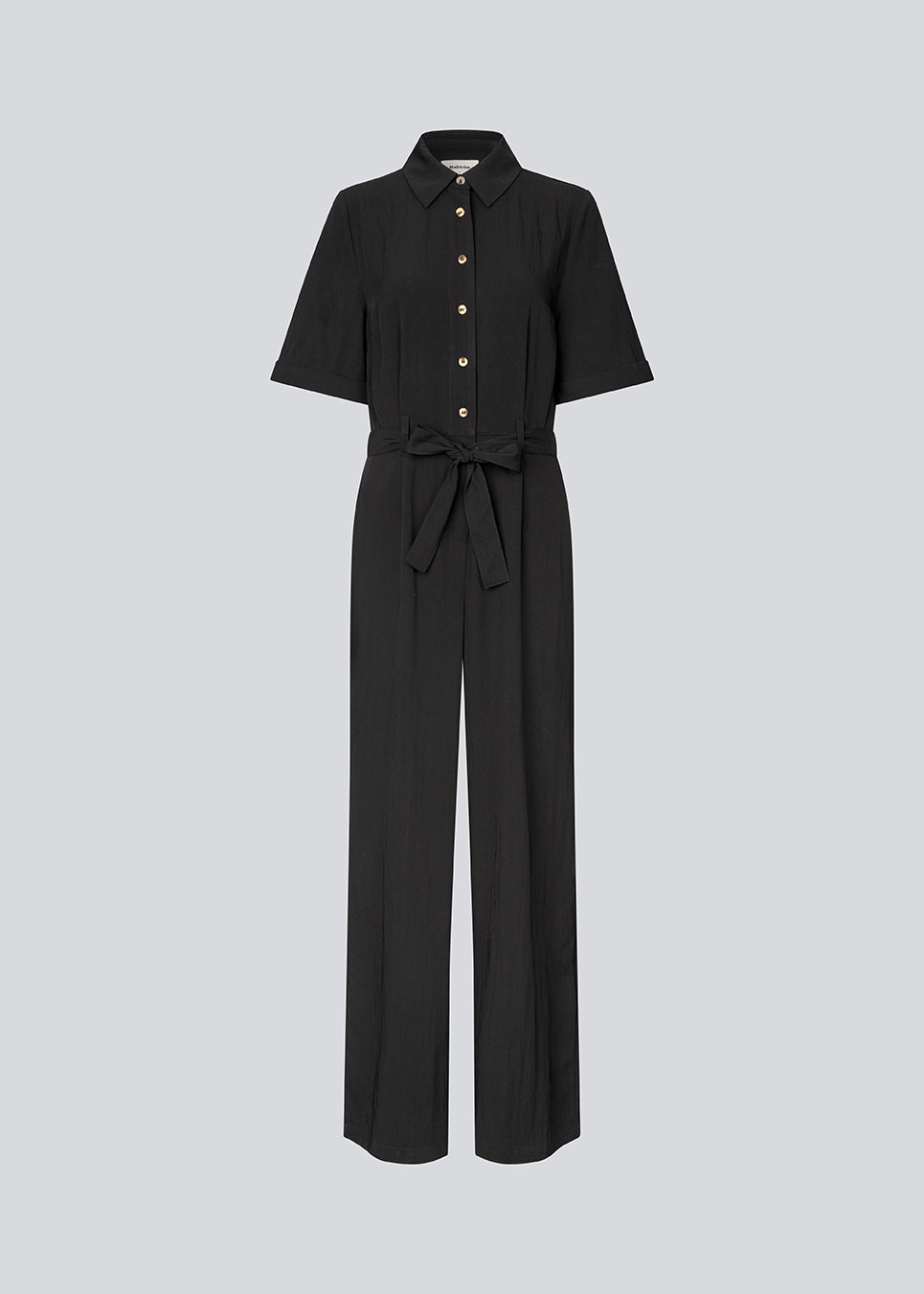 Shirt-inspired jumpsuit with a waist belt. The AgneteMD Jumpsuit features details such as a collar, button closure, short wide sleeves, straight legs, and pressed creases. A modern choice that combines comfort with style.