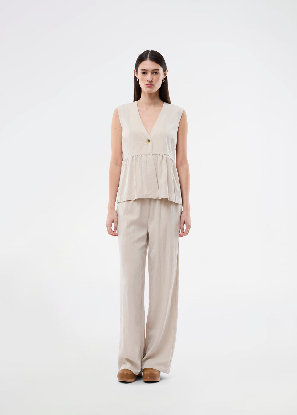 Light and comfortable pants. The AgneteMD Pants feature side pockets, loose legs, and an elastic waistband. These stylish pants combine comfort with a modern, relaxed look.
