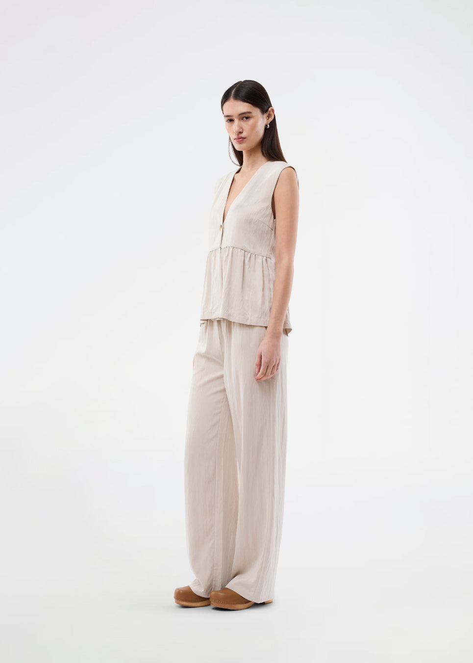 Light and comfortable pants. The AgneteMD Pants feature side pockets, loose legs, and an elastic waistband. These stylish pants combine comfort with a modern, relaxed look.