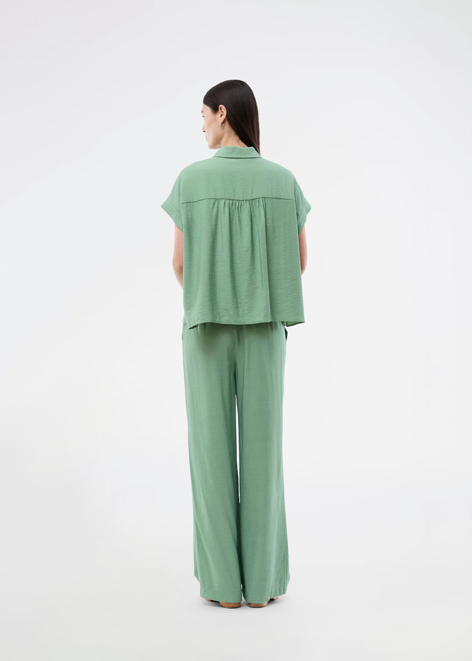 Short-sleeve shirt in a lightweight fabric. The AidaMD Shirt features classic details such as a collar and button closure. A timeless and elegant shirt, perfect for both everyday wear and more sophisticated looks.