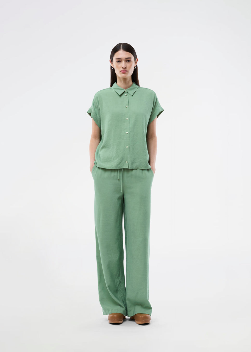 Short-sleeve shirt in a lightweight fabric. The AidaMD Shirt features classic details such as a collar and button closure. A timeless and elegant shirt, perfect for both everyday wear and more sophisticated looks.