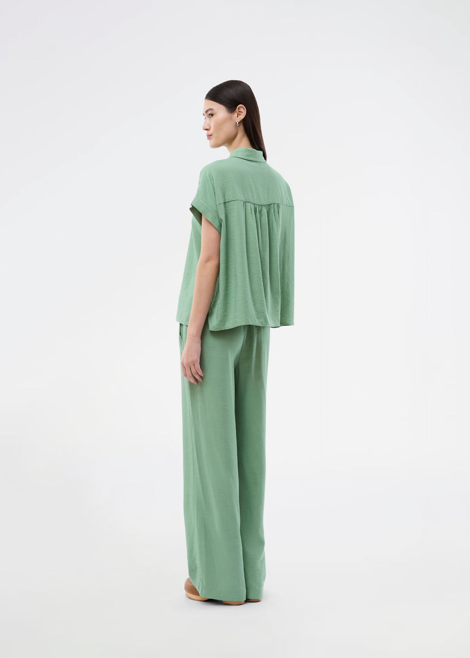 Short-sleeve shirt in a lightweight fabric. The AidaMD Shirt features classic details such as a collar and button closure. A timeless and elegant shirt, perfect for both everyday wear and more sophisticated looks.