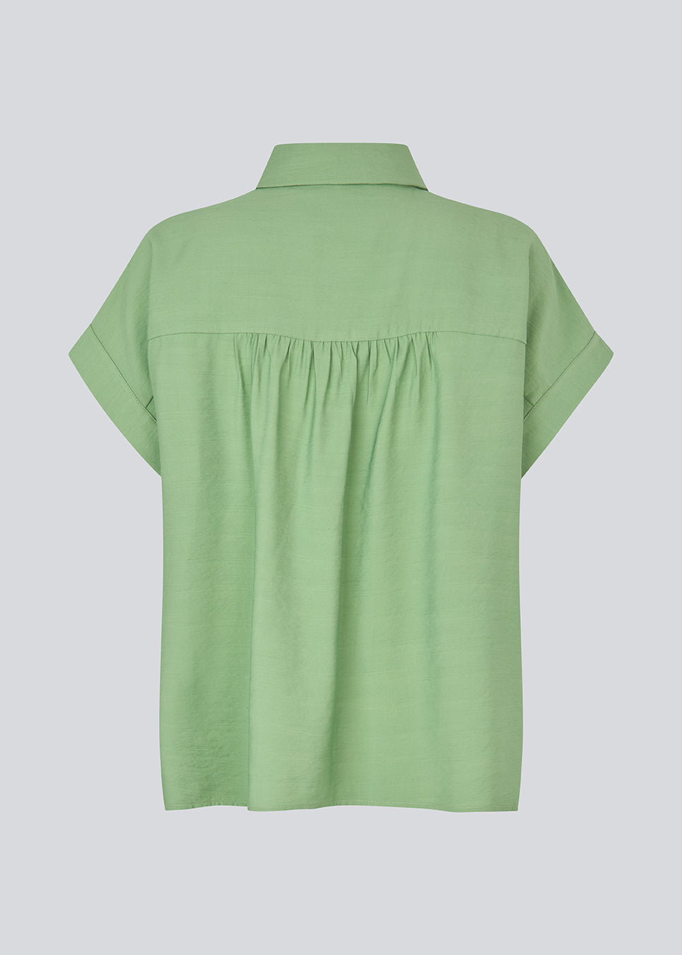 Short-sleeve shirt in a lightweight fabric. The AidaMD Shirt features classic details such as a collar and button closure. A timeless and elegant shirt, perfect for both everyday wear and more sophisticated looks.