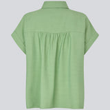 Short-sleeve shirt in a lightweight fabric. The AidaMD Shirt features classic details such as a collar and button closure. A timeless and elegant shirt, perfect for both everyday wear and more sophisticated looks.