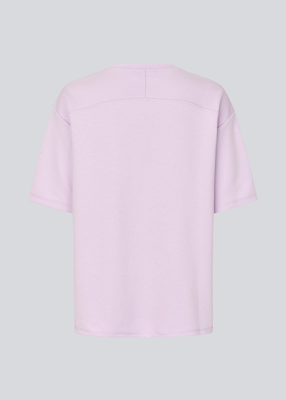 T-shirt-cut sweatshirt with chest logo. The AifaMD SS Sweat is made from 80% organic cotton. A casual and comfortable sweatshirt with a modern, relaxed look.
 