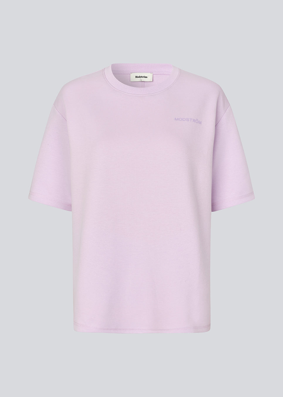 T-shirt-cut sweatshirt with chest logo. The AifaMD SS Sweat is made from 80% organic cotton. A casual and comfortable sweatshirt with a modern, relaxed look.
