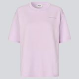 T-shirt-cut sweatshirt with chest logo. The AifaMD SS Sweat is made from 80% organic cotton. A casual and comfortable sweatshirt with a modern, relaxed look.
