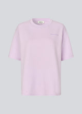 T-shirt-cut sweatshirt with chest logo. The AifaMD SS Sweat is made from 80% organic cotton. A casual and comfortable sweatshirt with a modern, relaxed look.

