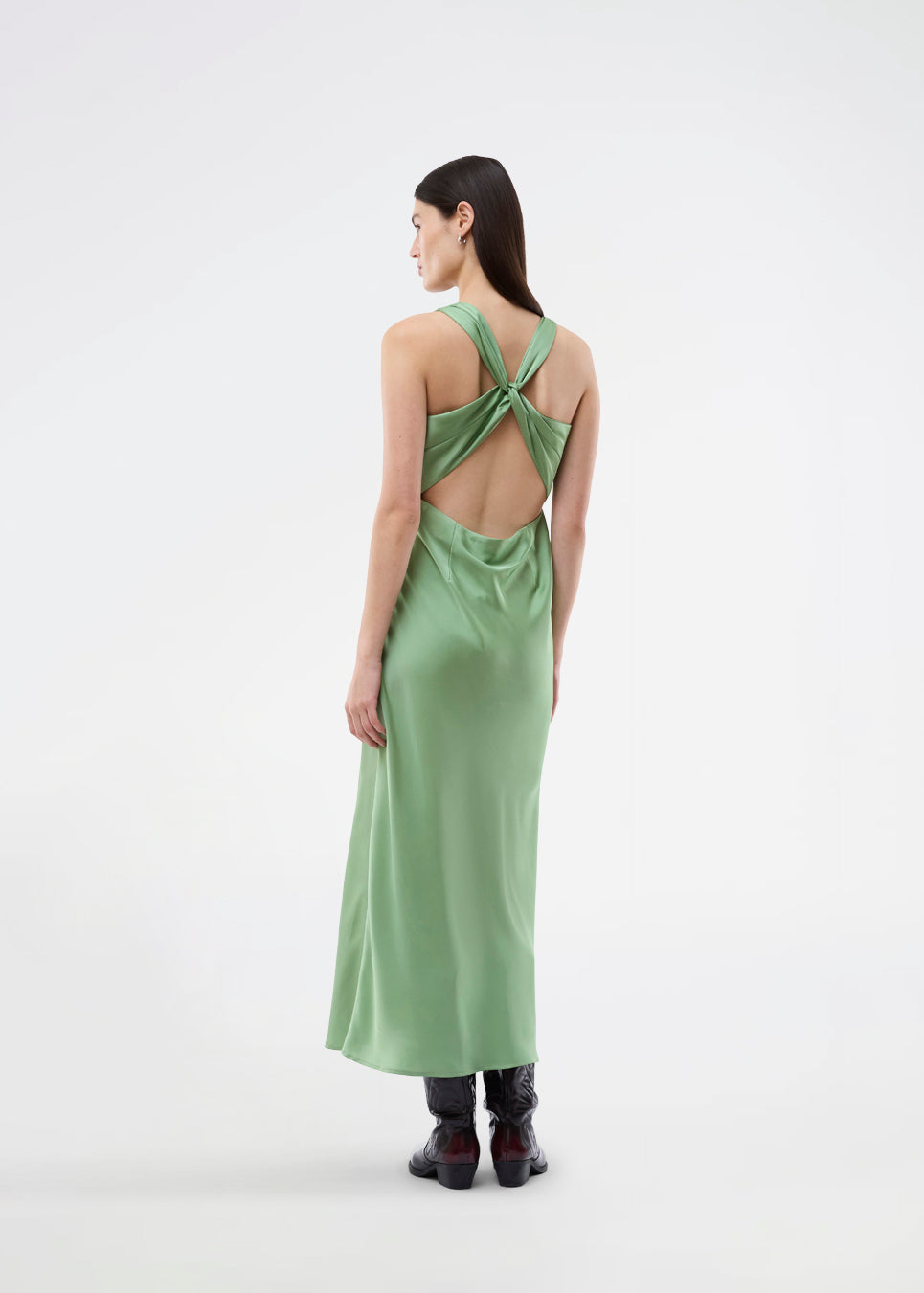 Long dress in lustrous satin with an open back. The AijaMD Dress features a feminine design with a beautifully draped skirt, a fitted waist, draping at the bust, and an elegant crisscross back. Made from 100% recycled polyester, it’s perfect for both evening and party looks.