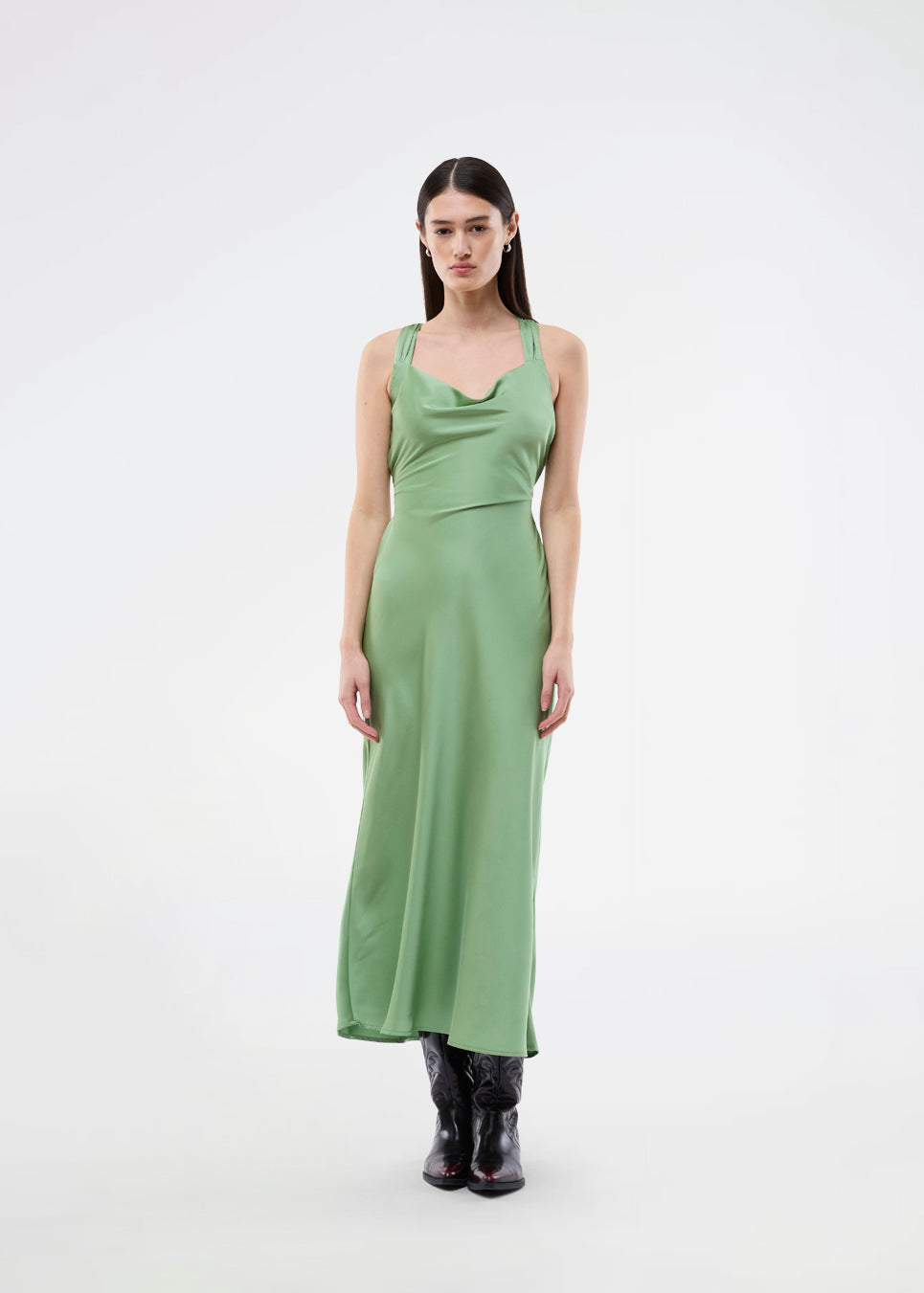 Long dress in lustrous satin with an open back. The AijaMD Dress features a feminine design with a beautifully draped skirt, a fitted waist, draping at the bust, and an elegant crisscross back. Made from 100% recycled polyester, it’s perfect for both evening and party looks.