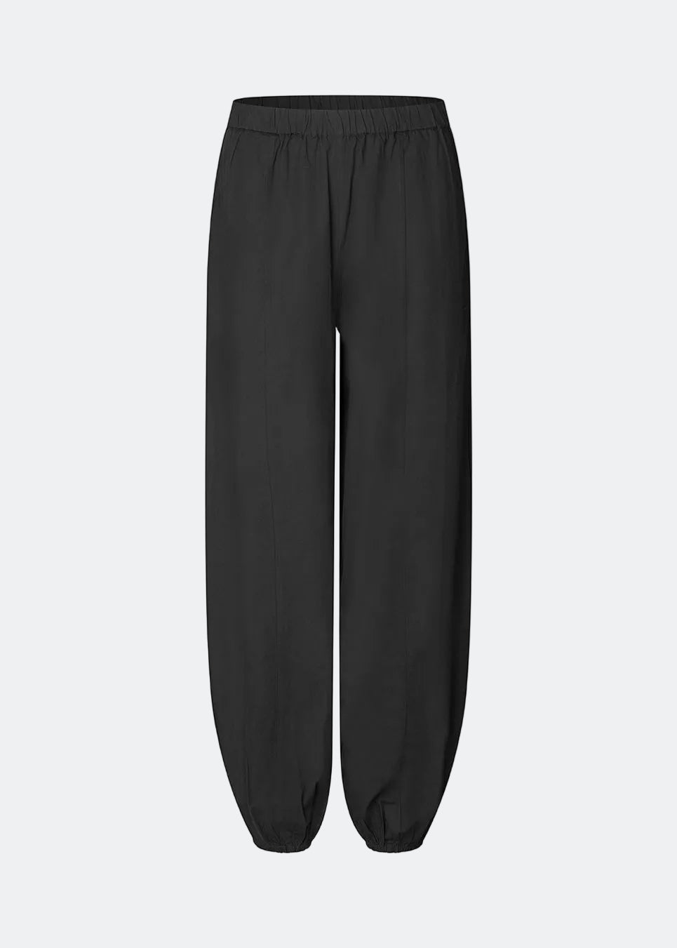 Balloon pants in 100% organic cotton. The AkselMD Pants feature side pockets and elastic at the waist and ankles, creating a balloon effect. Chic and stylish pants, perfect for both everyday wear and more dressed-up looks.