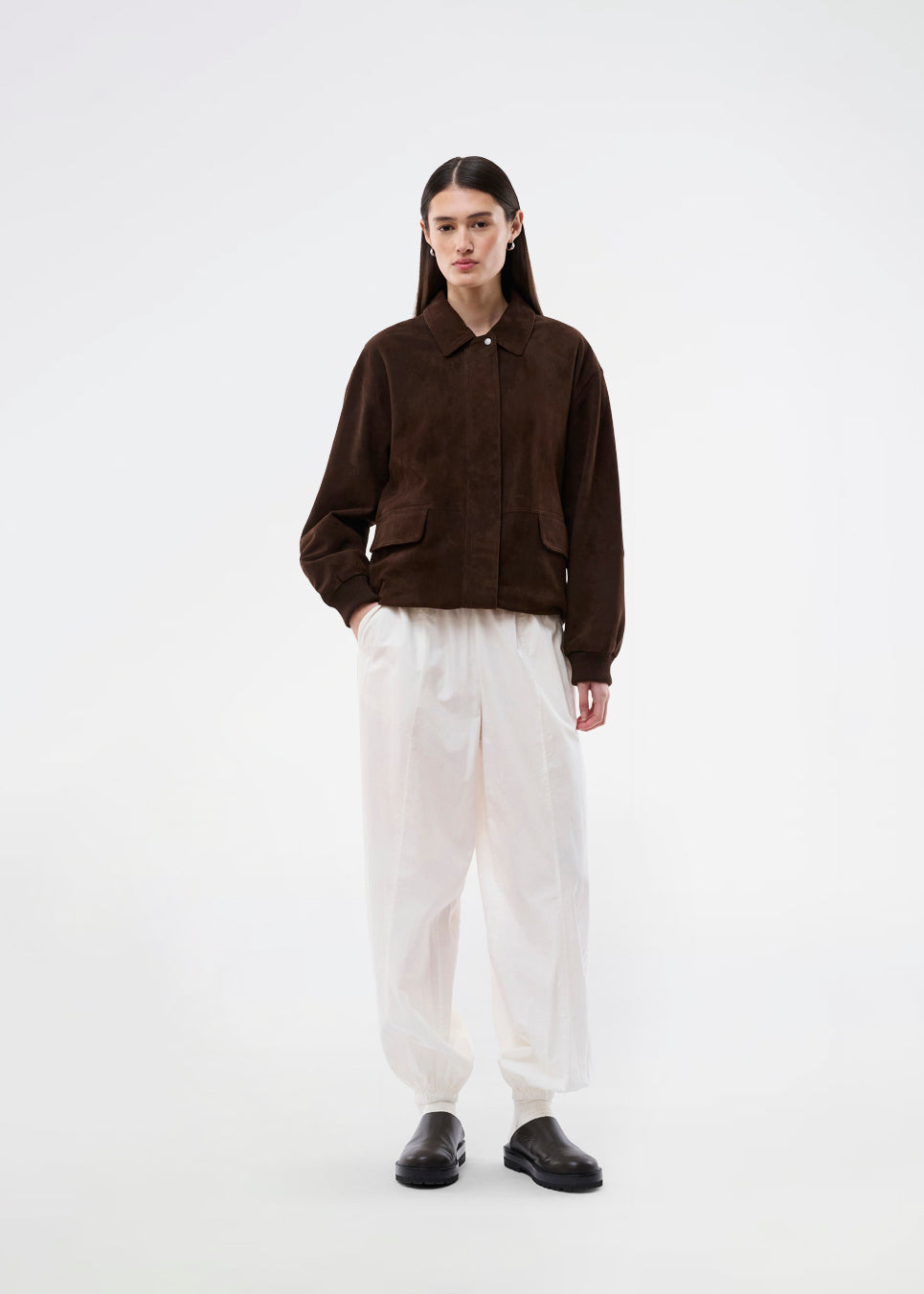 Balloon pants in 100% organic cotton. The AkselMD Pants feature side pockets and elastic at the waist and ankles, creating a balloon effect. Chic and stylish pants, perfect for both everyday wear and more dressed-up looks.