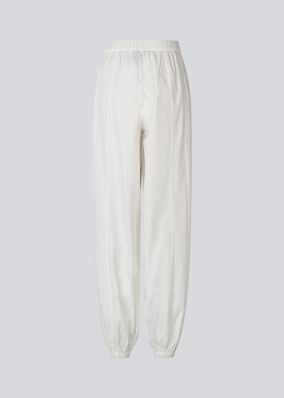 Balloon pants in 100% organic cotton. The AkselMD Pants feature side pockets and elastic at the waist and ankles, creating a balloon effect. Chic and stylish pants, perfect for both everyday wear and more dressed-up looks.