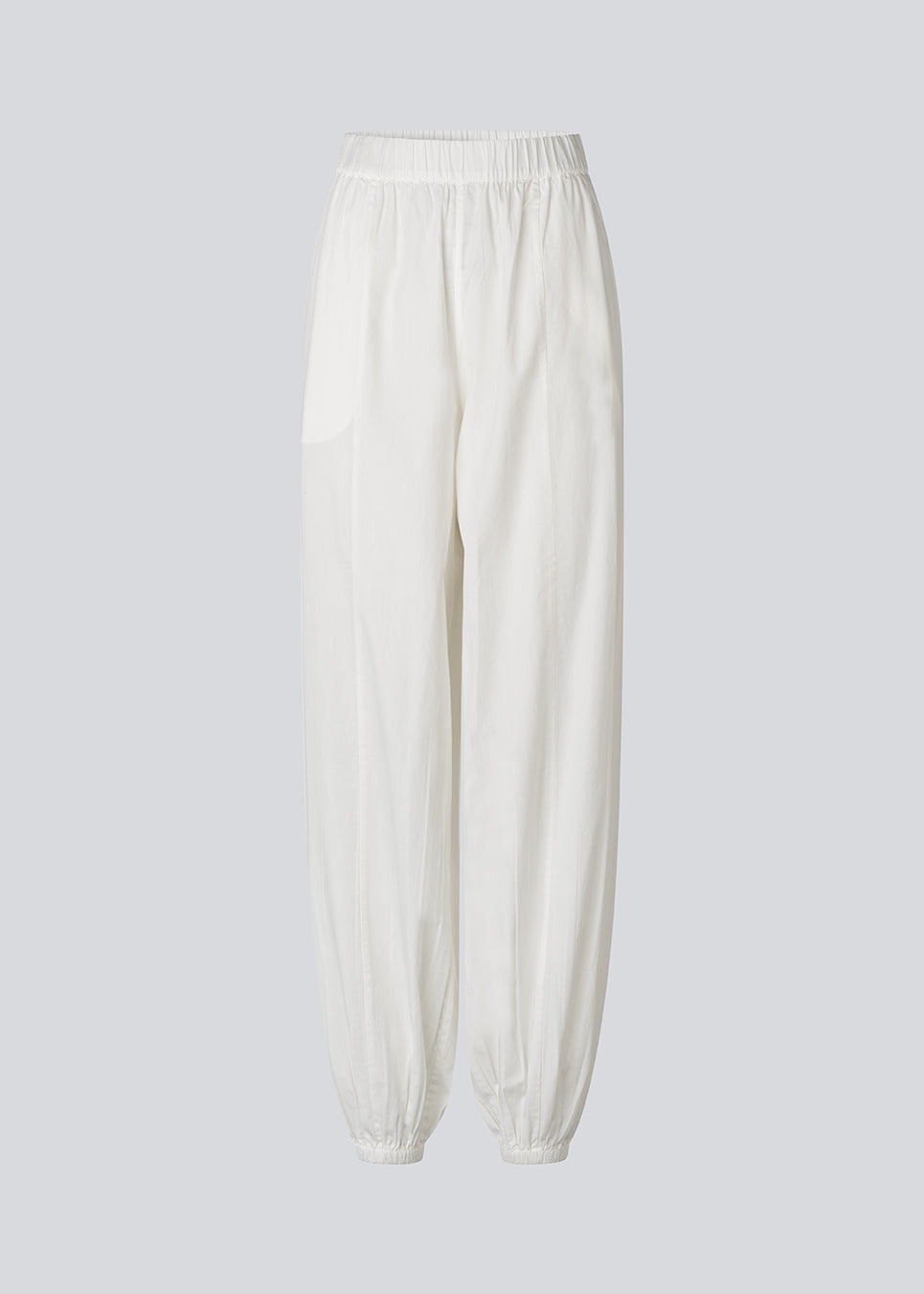 Balloon pants in 100% organic cotton. The AkselMD Pants feature side pockets and elastic at the waist and ankles, creating a balloon effect. Chic and stylish pants, perfect for both everyday wear and more dressed-up looks.
