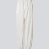 Balloon pants in 100% organic cotton. The AkselMD Pants feature side pockets and elastic at the waist and ankles, creating a balloon effect. Chic and stylish pants, perfect for both everyday wear and more dressed-up looks.